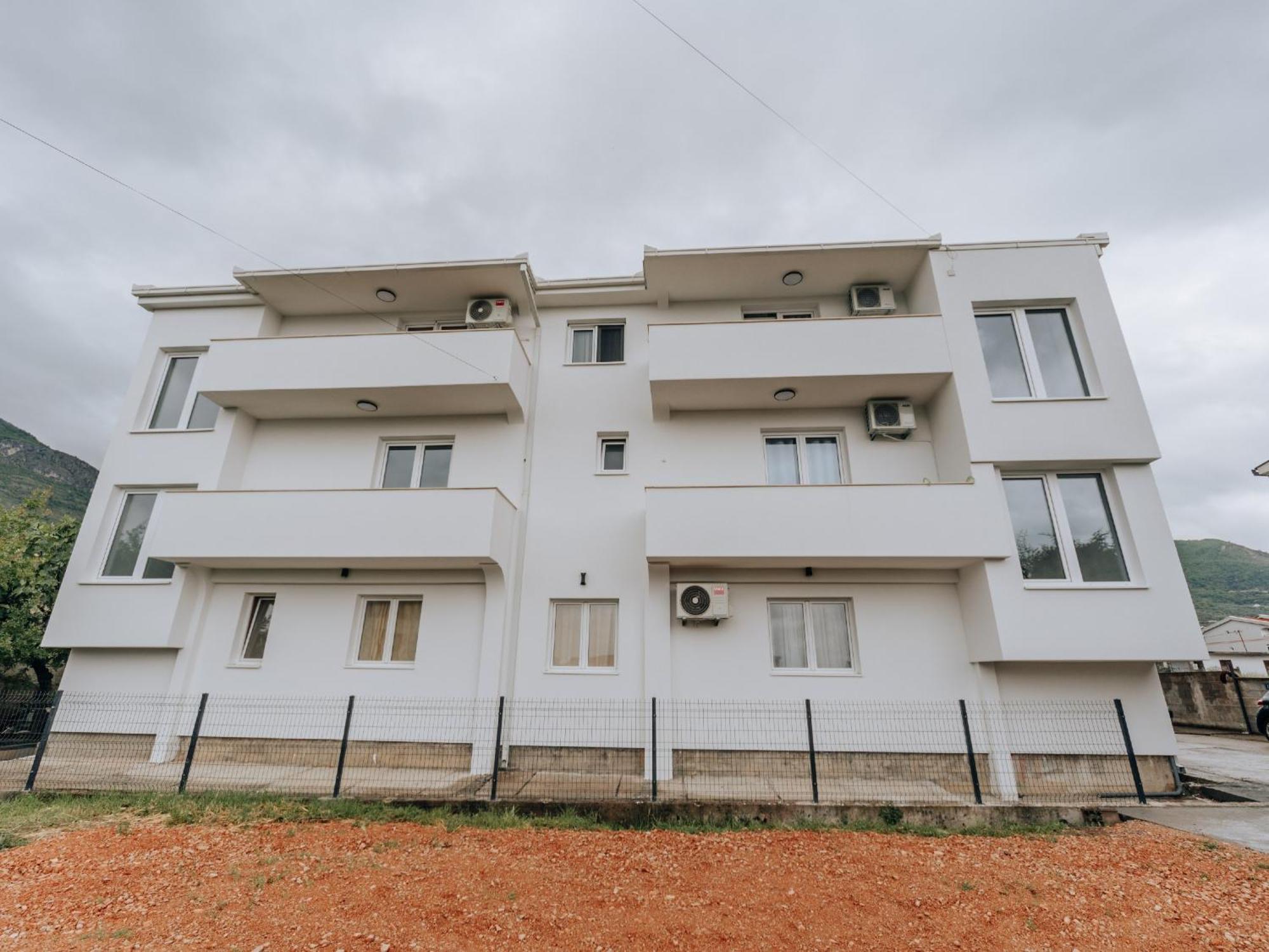 Apartments Milivojevic バール エクステリア 写真